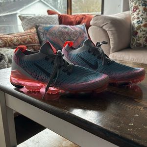 Women’s Air VaporMax Flyknit 3
Lava Grey